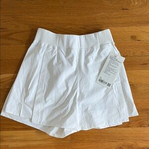 Lululemon Athletica stretch woven relaxed fit HR shorts 4” XS